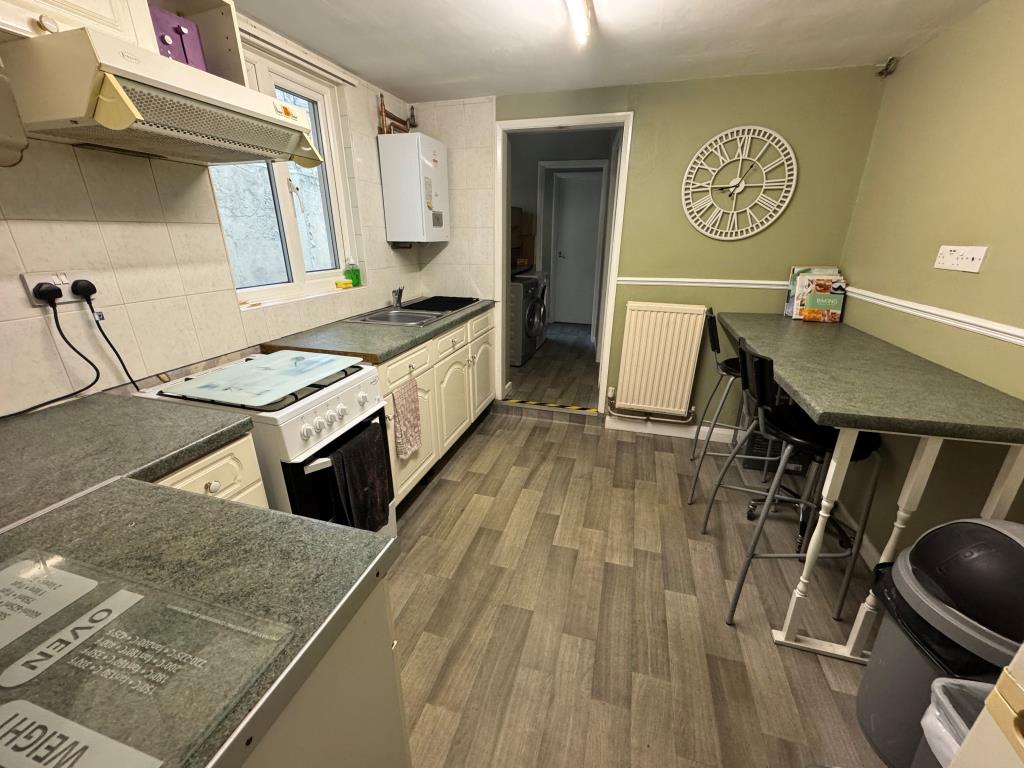 Lot: 62 - HAIRDRESSERS WITH TWO-BEDROOM FLAT AND GARAGE - Kitchen